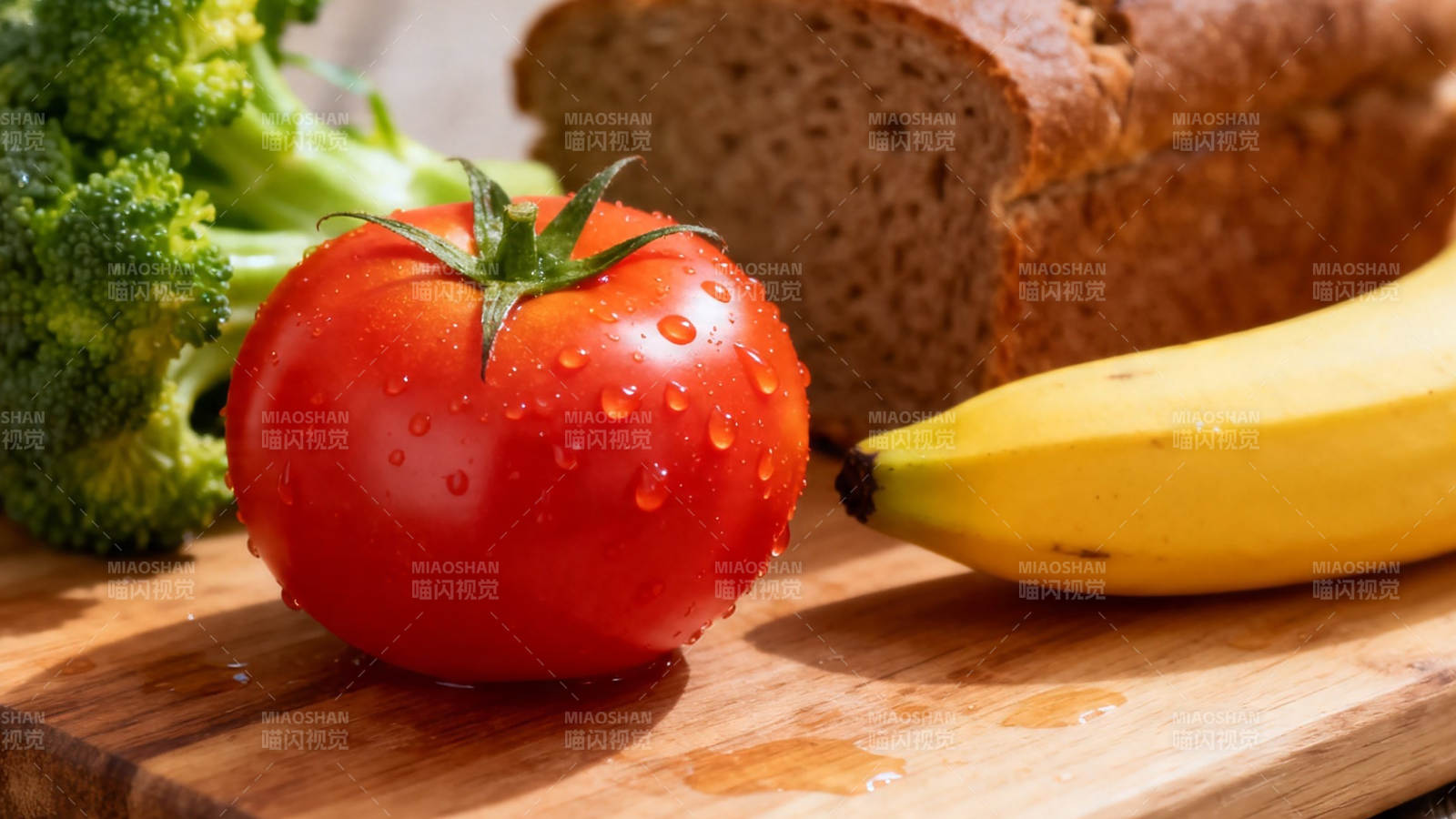 新鲜蔬果与面包的静物图图片