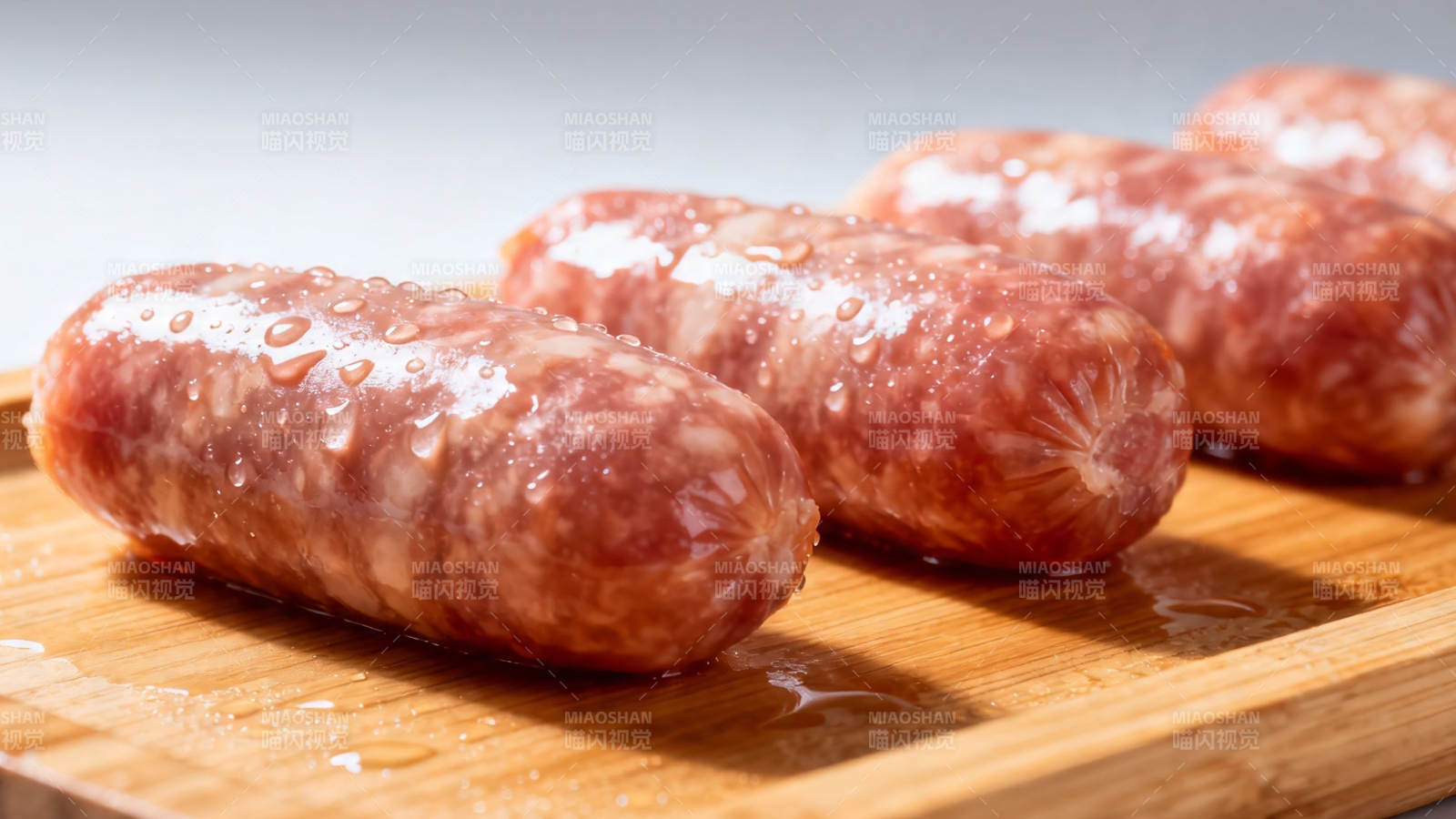 鲜润香肠 木盘待烹图片