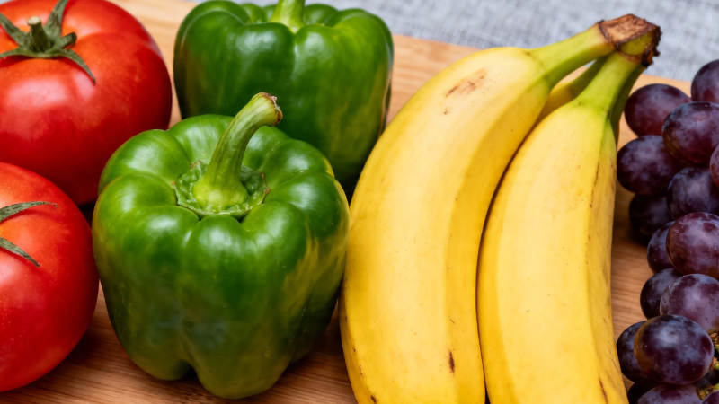 新鲜蔬果拼盘 番茄青椒香蕉葡萄图片