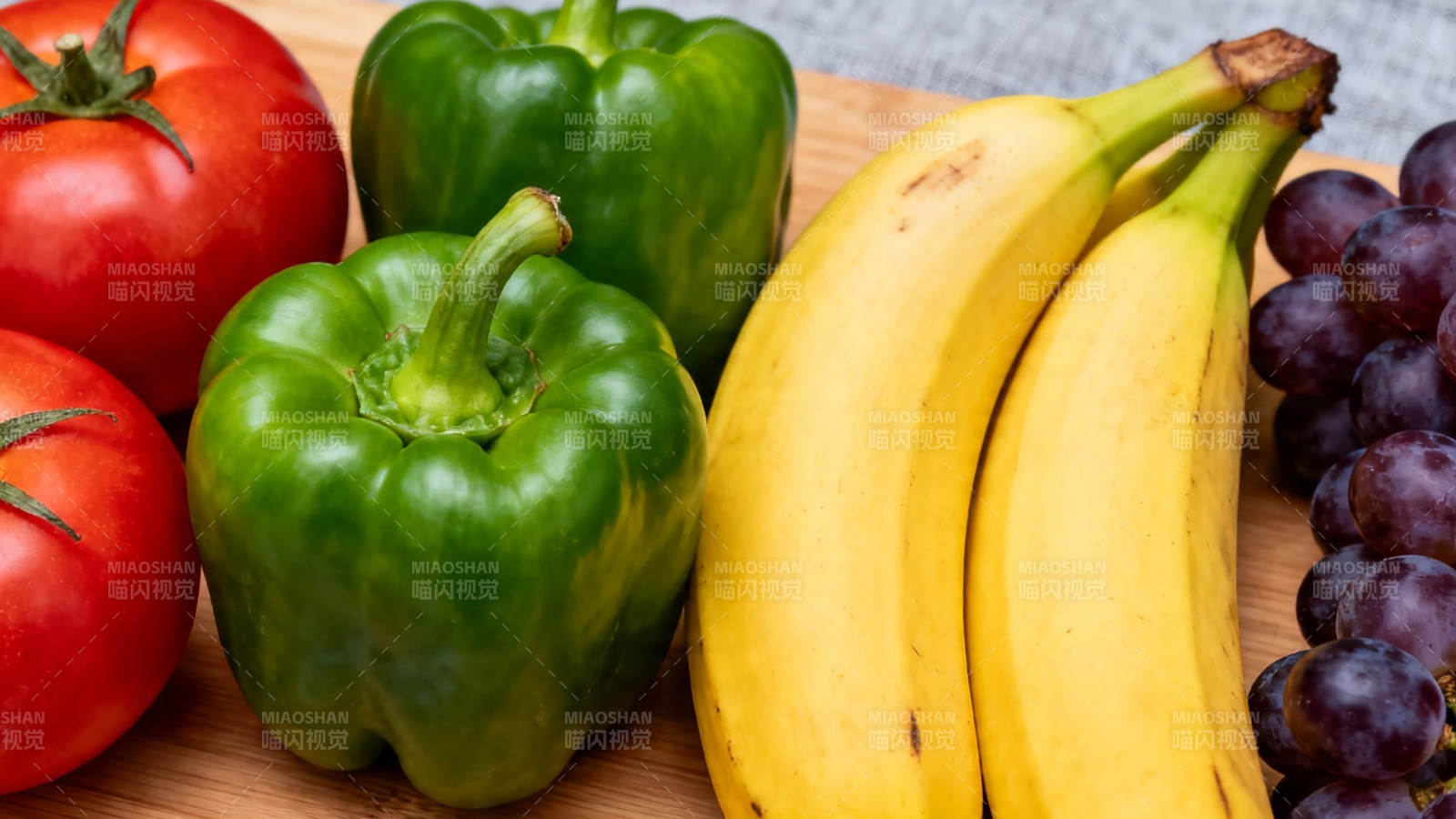 新鲜蔬果拼盘 番茄青椒香蕉葡萄图片