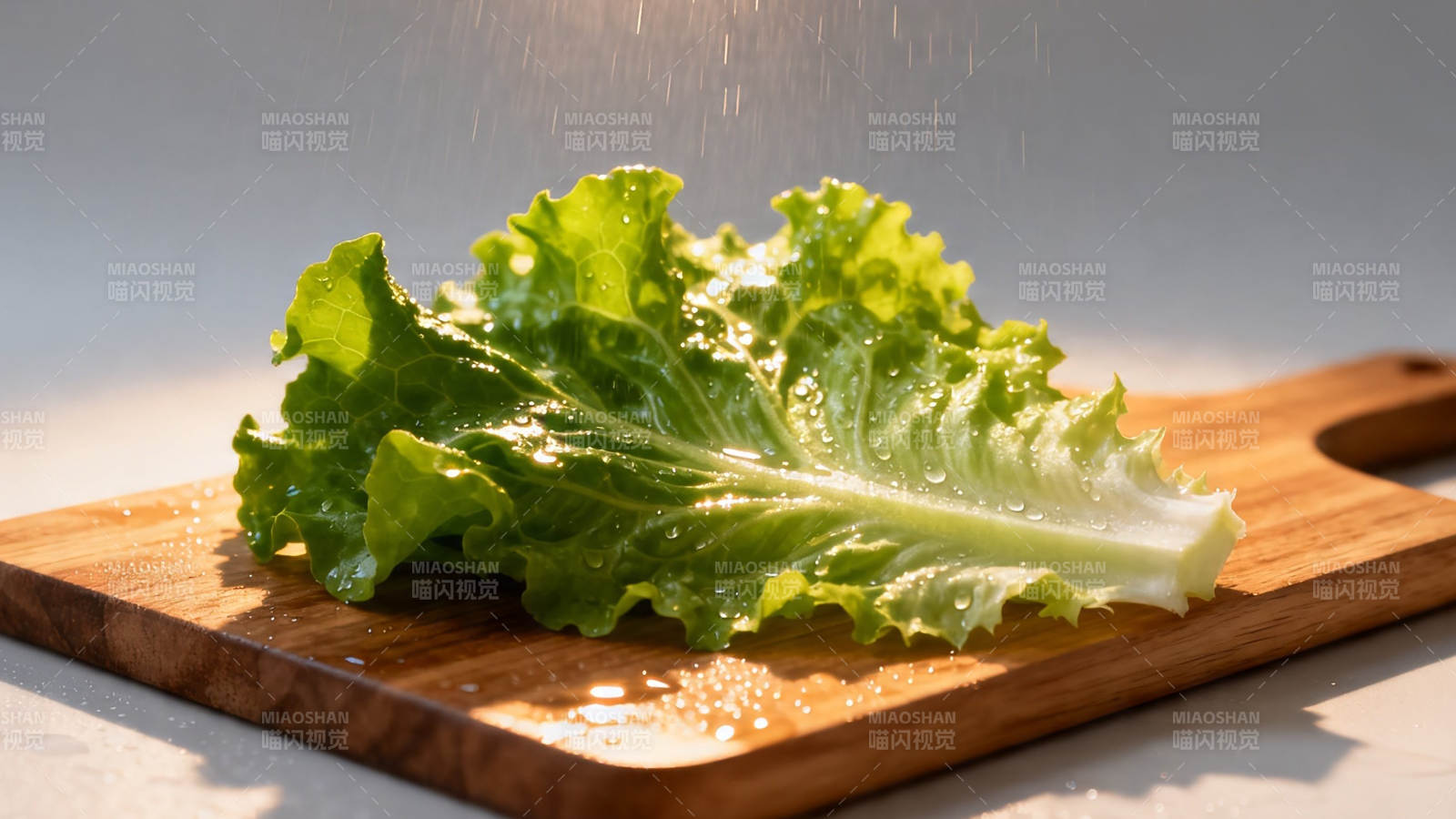 鲜生菜淋水 木砧板上的清新图片