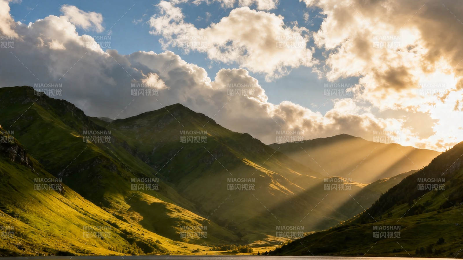 山谷金光穿云隙图片