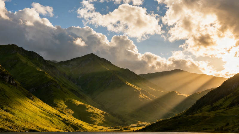 山谷金光穿云隙图片