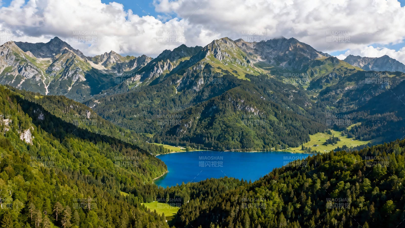 青山环抱碧湖 云影悠悠图片