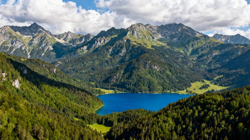 青山环抱碧湖 云影悠悠图片