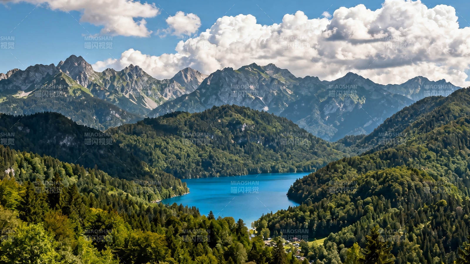 青山环抱碧湖 云影悠悠图片