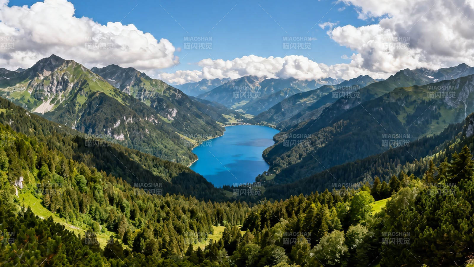 青山环抱碧湖 云影天光共舞图片