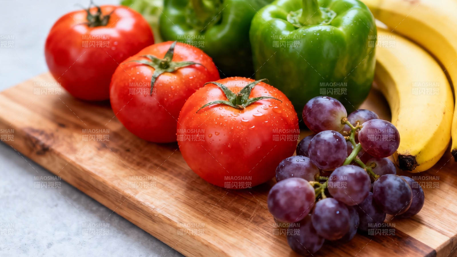 新鲜蔬果拼盘 番茄青椒葡萄香蕉图片