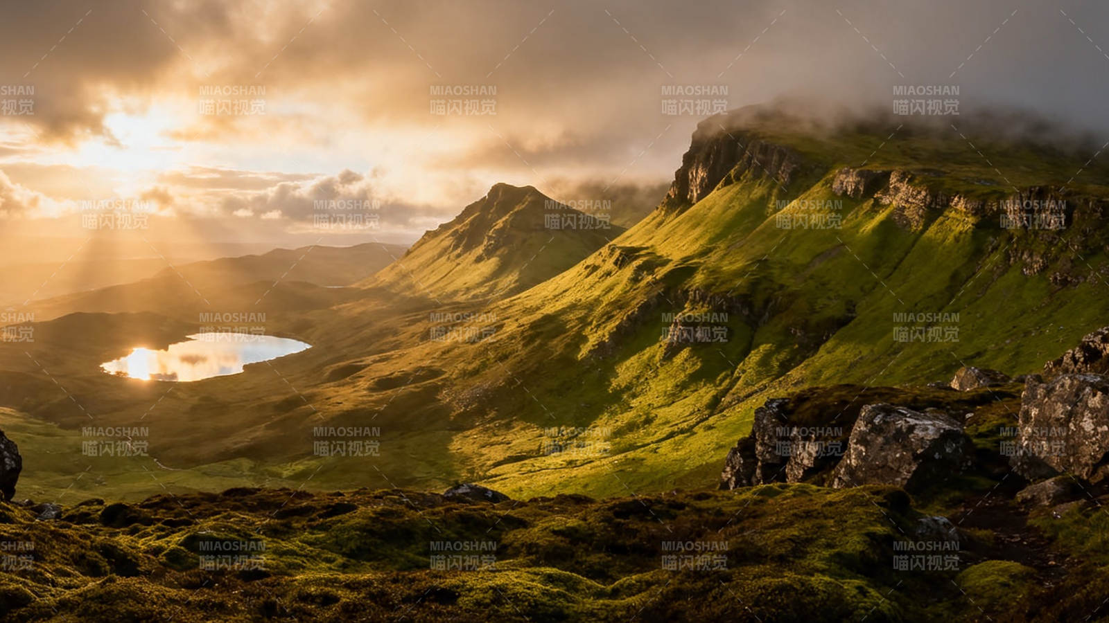 夕阳染青山 湖光映云霞图片