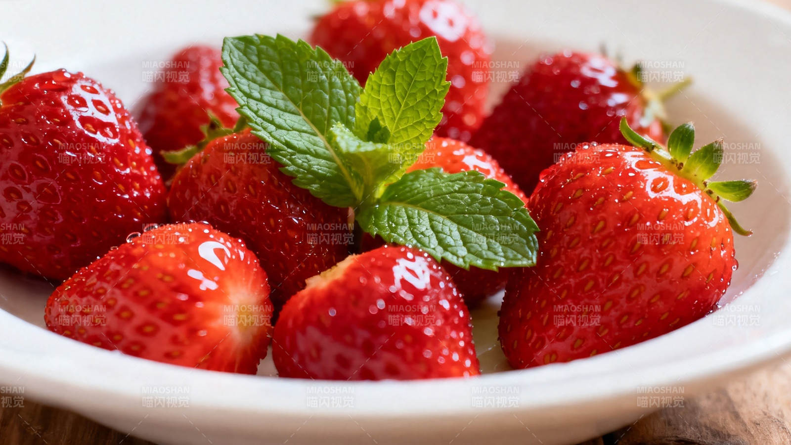 草莓配薄荷 清新诱人图片