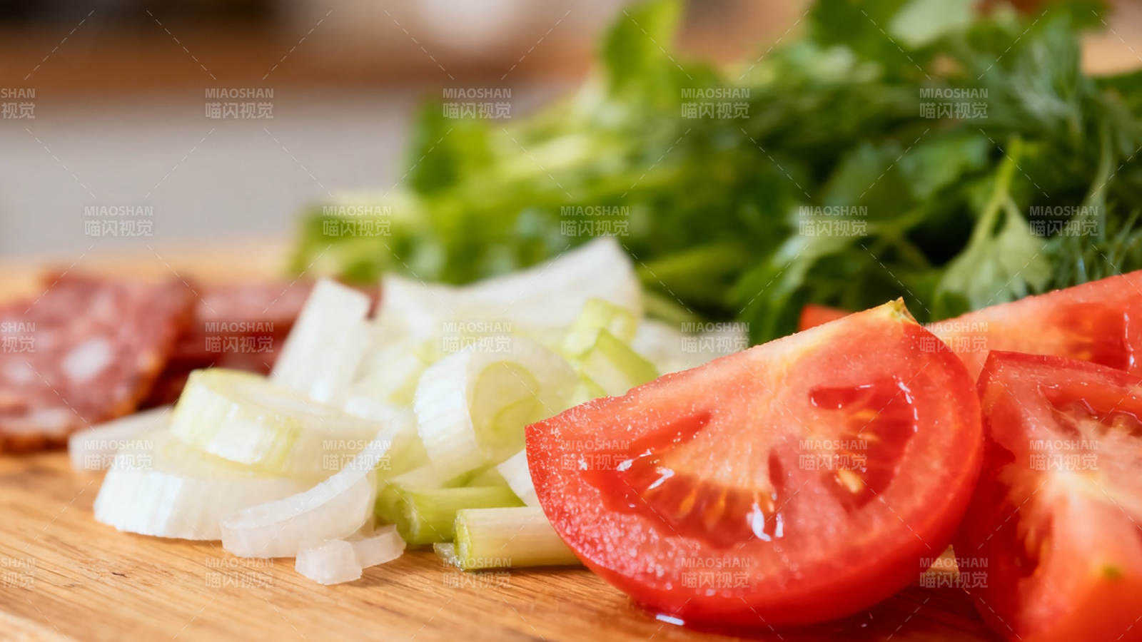 新鲜蔬菜切片备料中图片