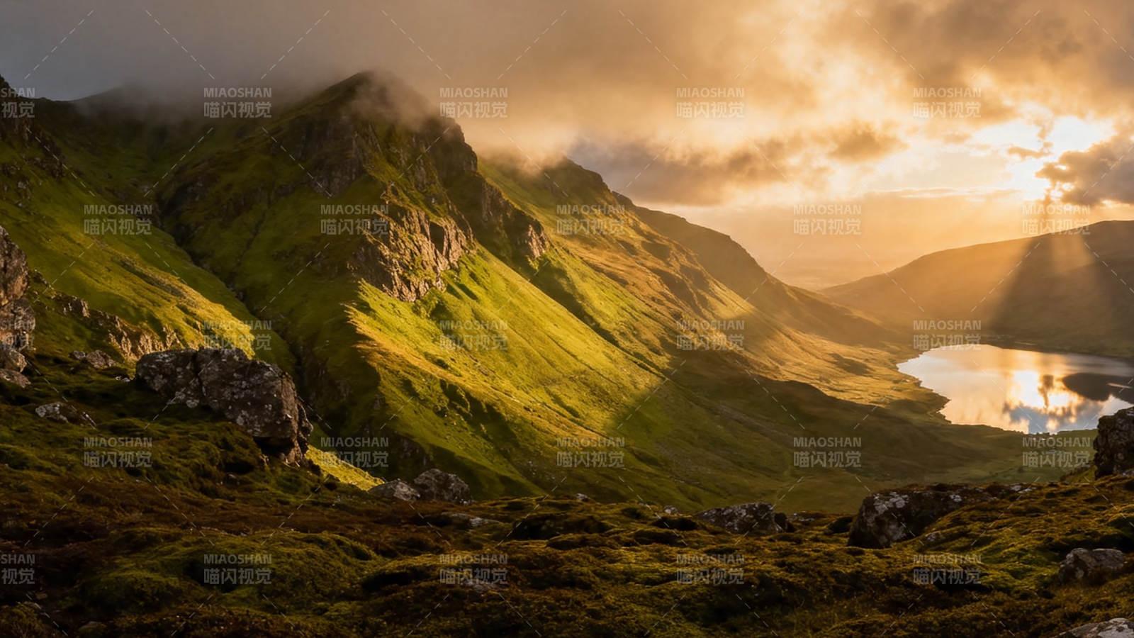 夕阳染青山 湖光映云霞图片