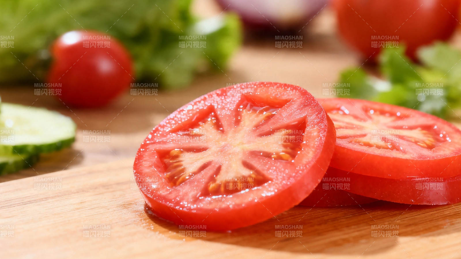 鲜红番茄切片 木案上的美味图片