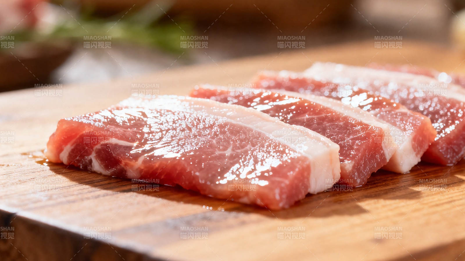 新鲜五花肉切片待烹图片