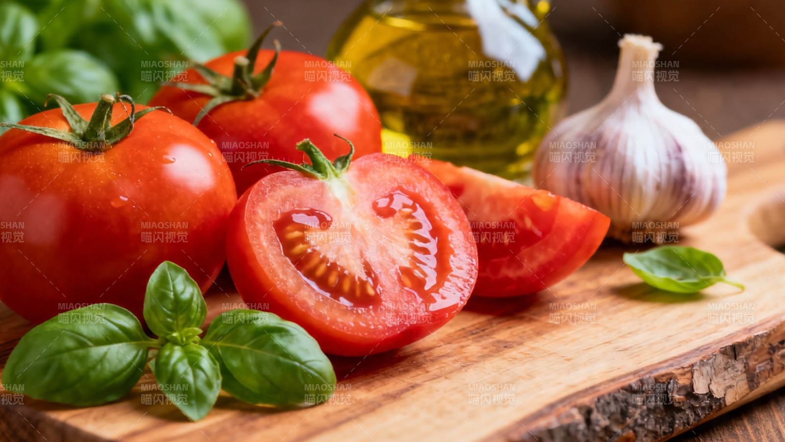 新鲜番茄配橄榄油蒜头图片