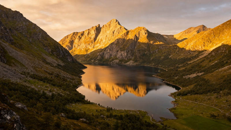 山湖夕照 金辉映水镜图片