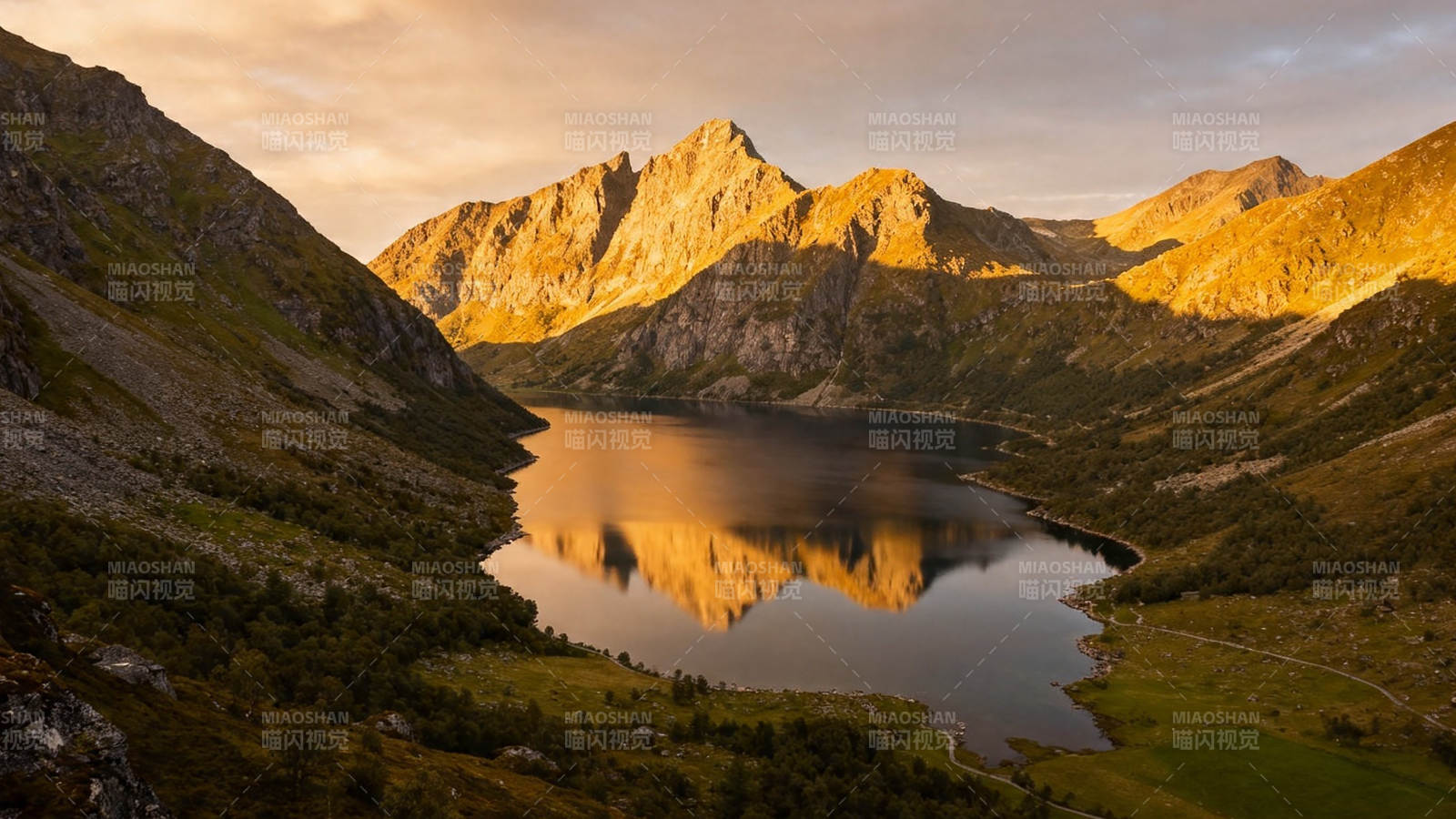 山湖夕照 金辉映水镜图片