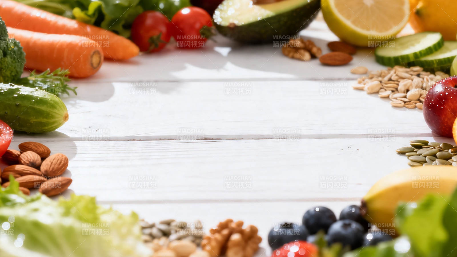 健康食材环绕白木桌图片