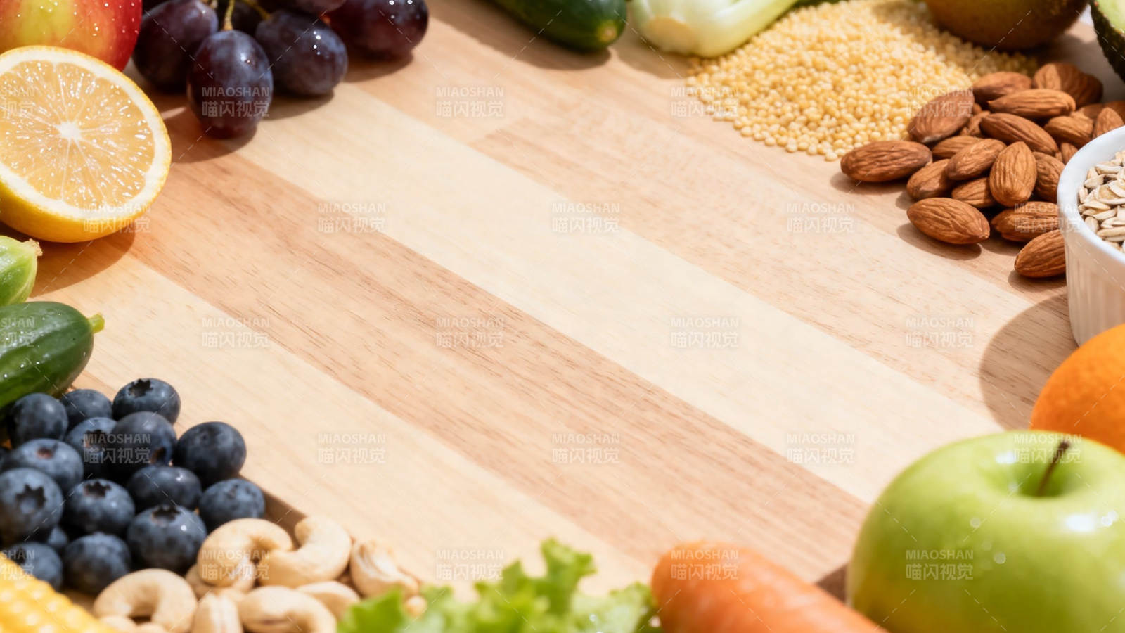 健康食材环绕木桌图片