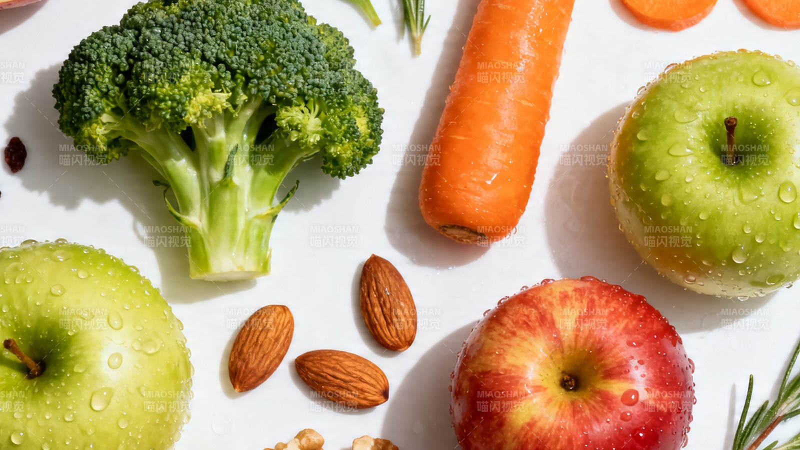 新鲜蔬果坚果健康组合图片