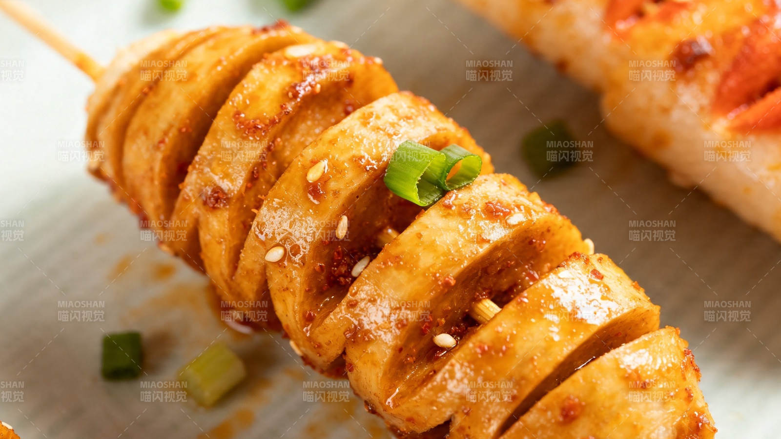 香辣烤面筋串 撒葱芝麻诱人图片