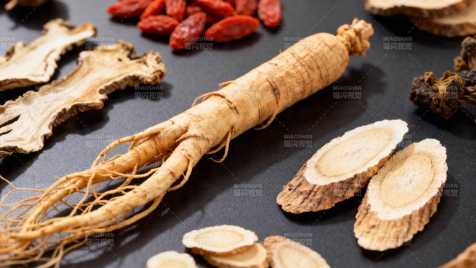 人参枸杞药材特写图片