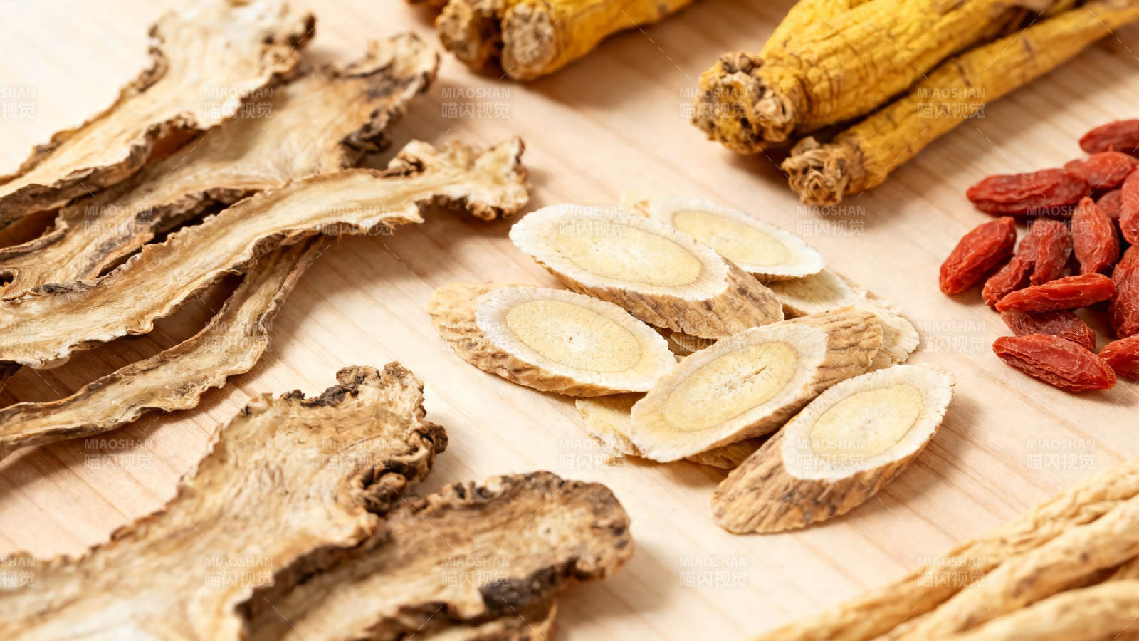 中药材特写 黄芪枸杞当归图片