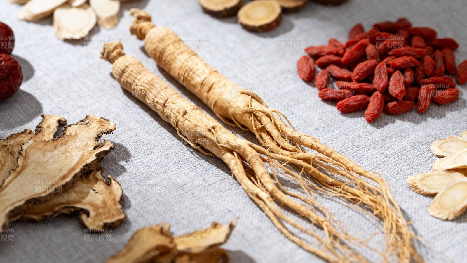 人参枸杞养生药材特写图片
