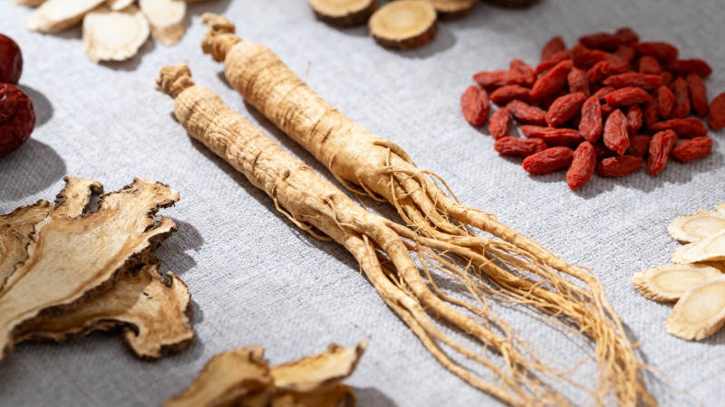 人参枸杞养生药材特写图片