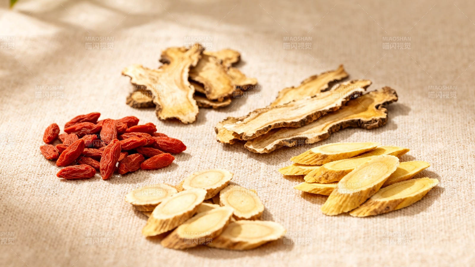 枸杞黄芪当归中药材组合图片