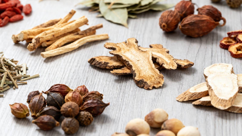 中药材散落木桌特写图片