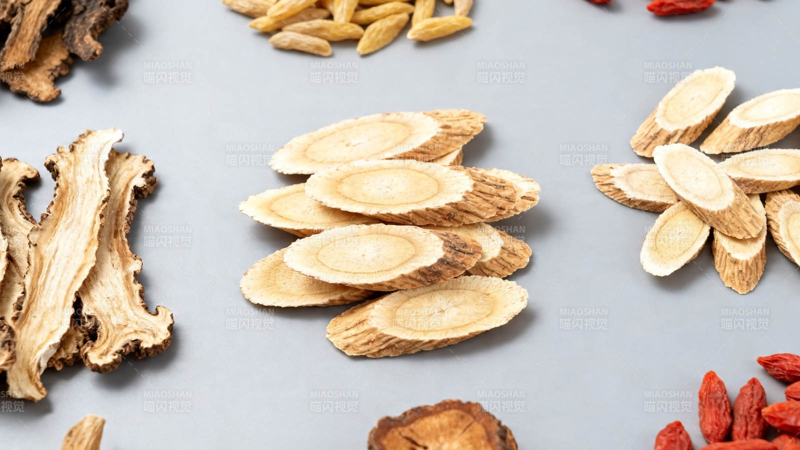 中药材切片与枸杞特写图片