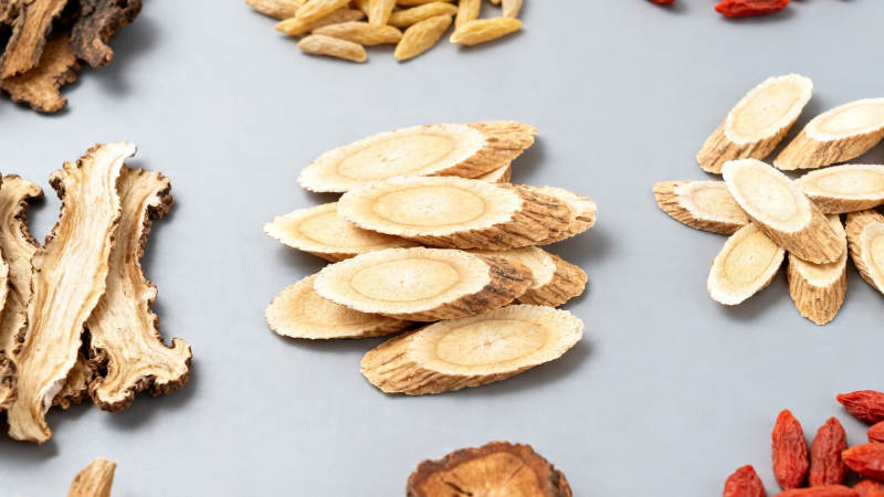 中药材切片与枸杞特写图片