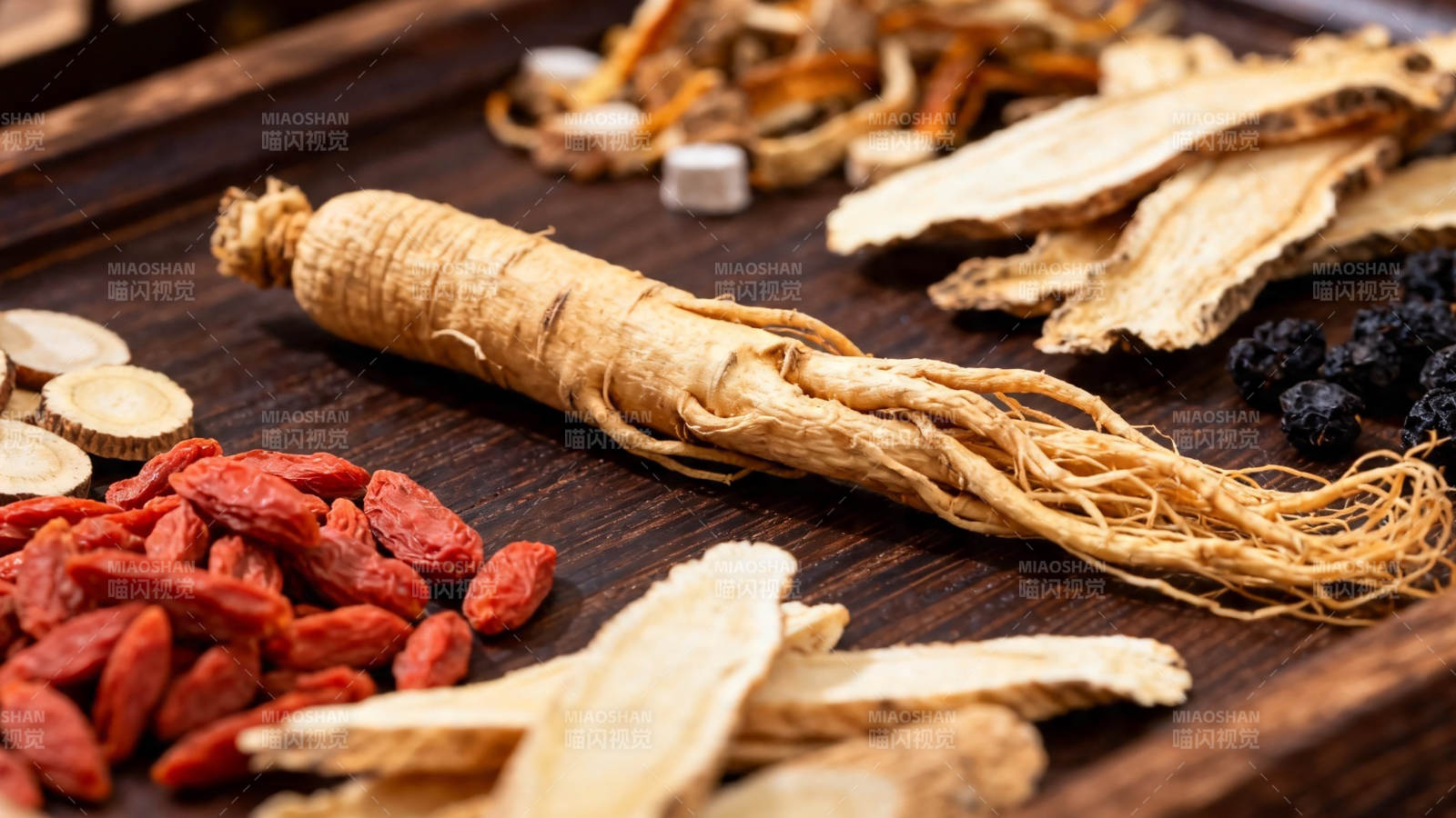 人参枸杞中药材组合图片