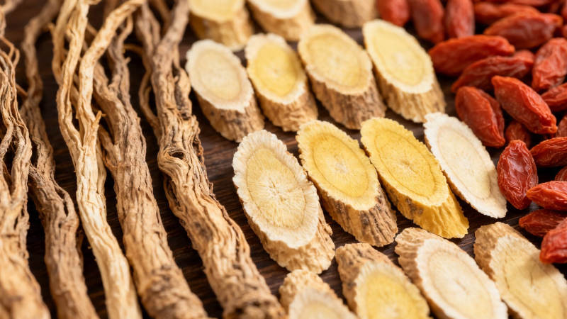 中药材特写 根茎与枸杞图片