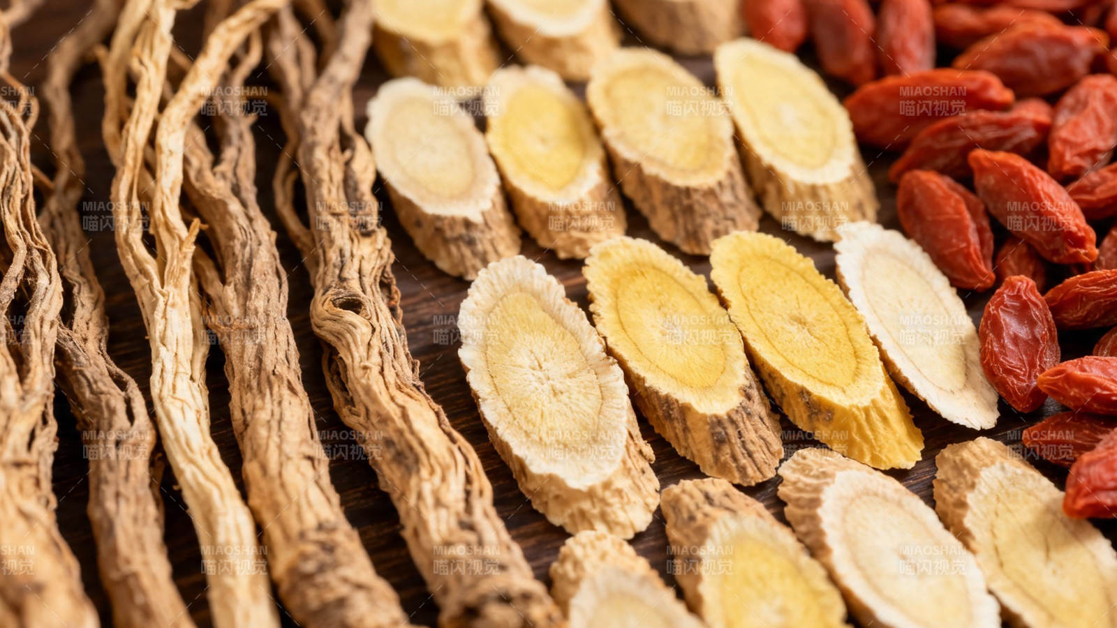 中药材特写 根茎与枸杞图片