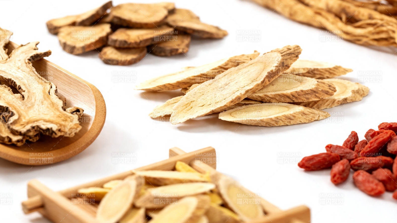 中药材切片与枸杞展示图片