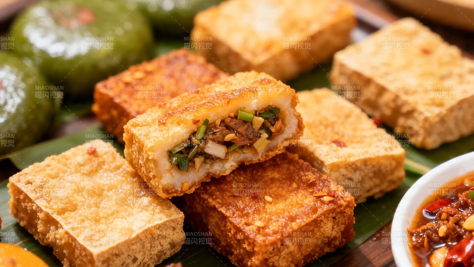 金黄酥香豆腐配青果蘸辣酱图片
