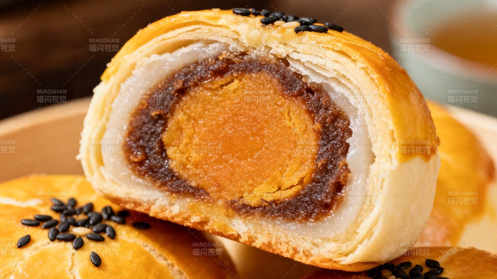 蛋黄酥切面特写图片