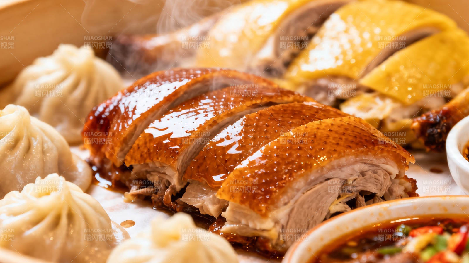 烤鸭配小笼 美味中式宴图片