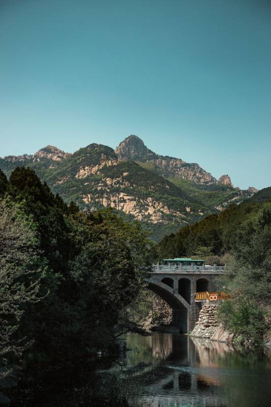 青山绿水拱桥映天蓝图片