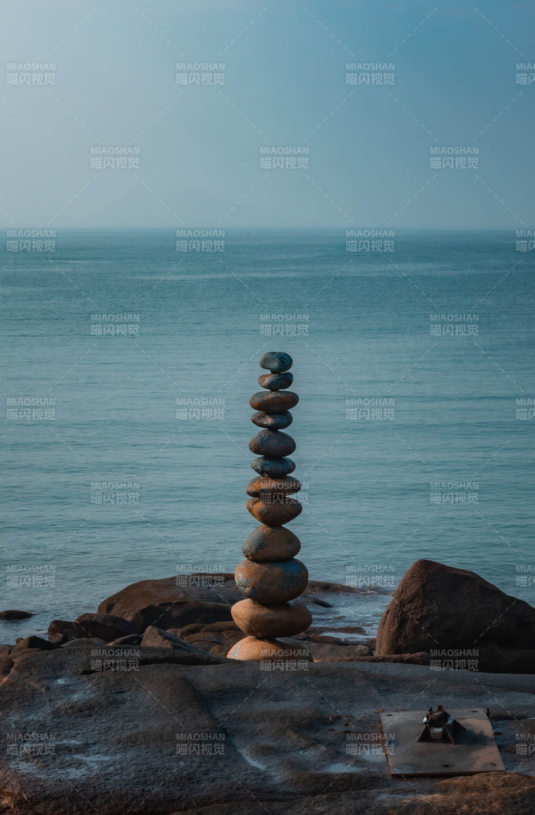 海边石塔 静守潮声图片