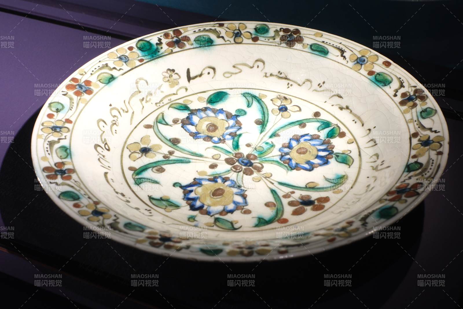 彩绘花卉纹瓷盘图片