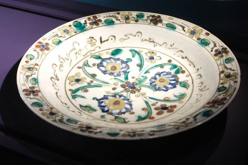 彩绘花卉纹瓷盘图片