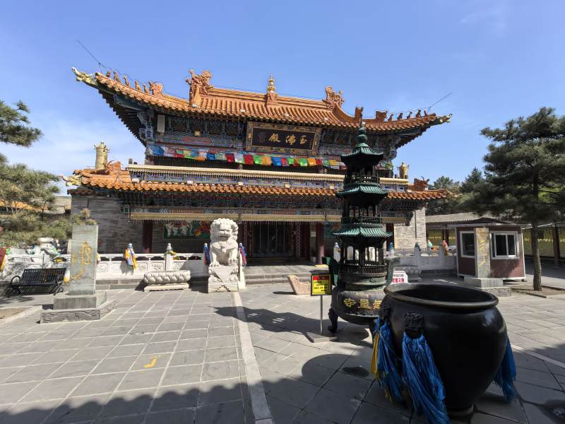 古寺香炉映蓝天图片