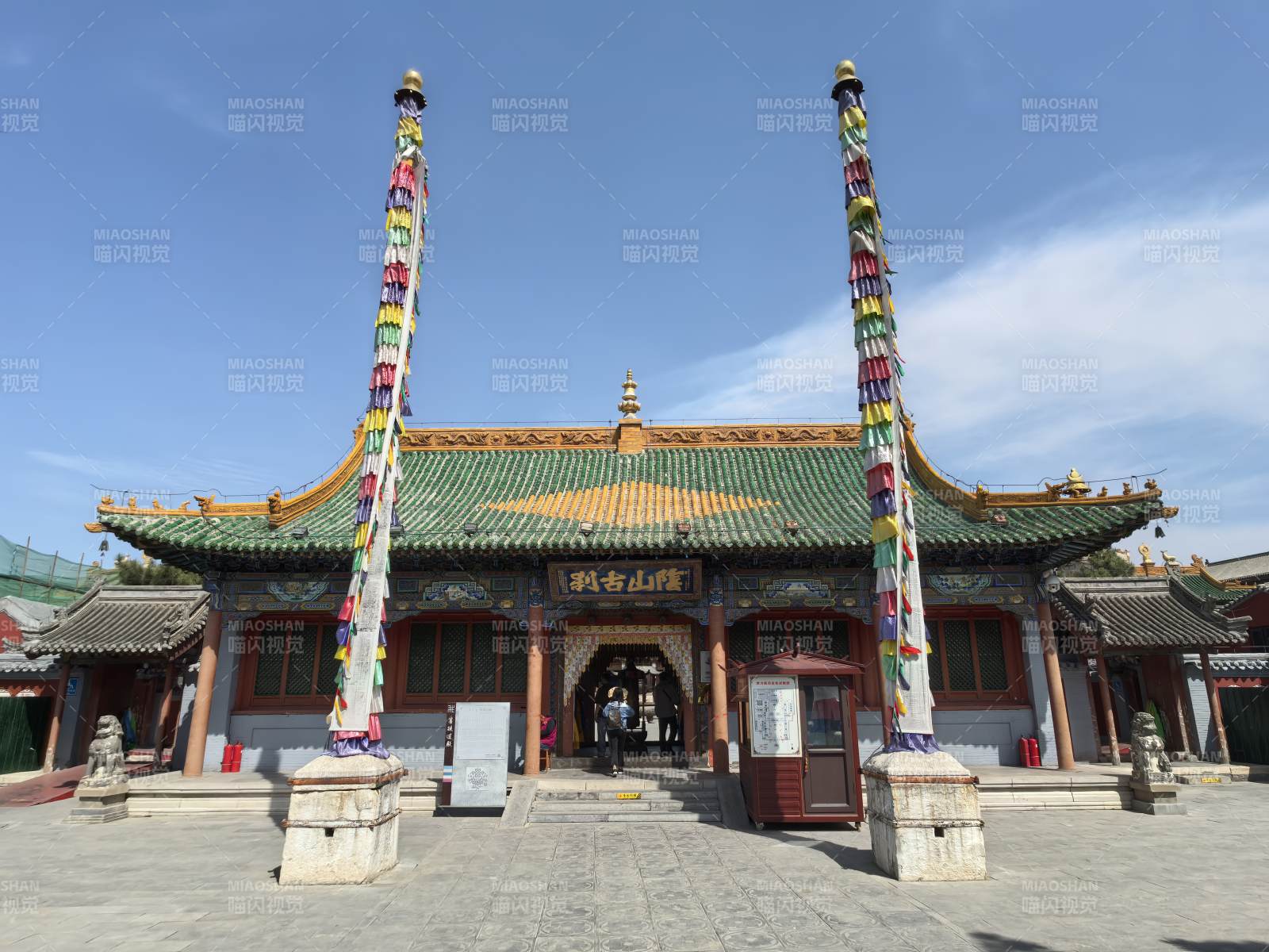 席力图召寺前彩幡迎蓝天图片