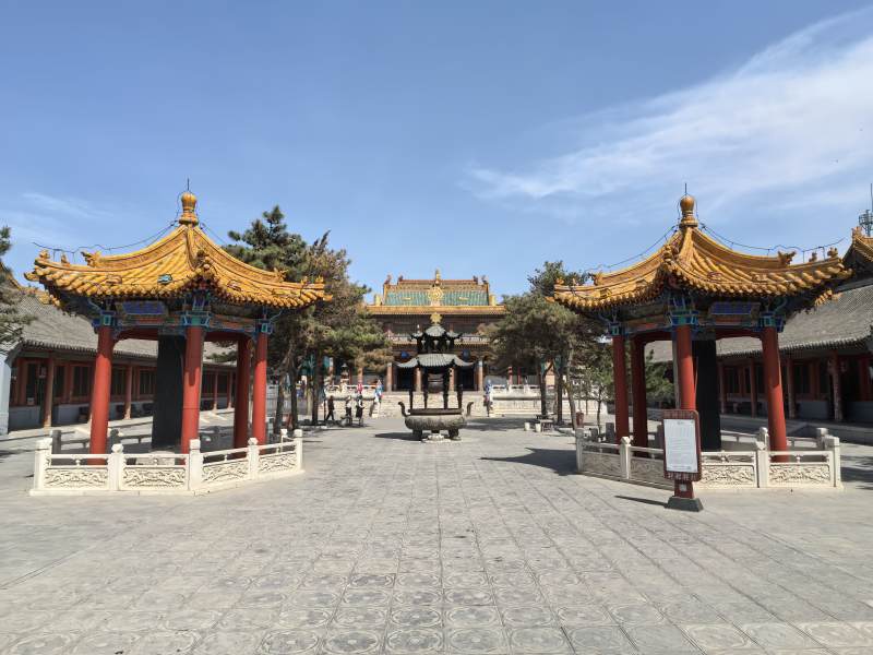 古寺庭院 黄瓦红柱映蓝天图片