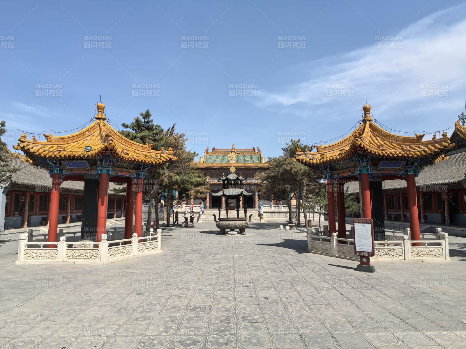 古寺庭院 黄瓦红柱映蓝天图片