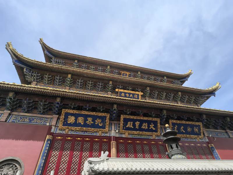 古寺飞檐映蓝天图片