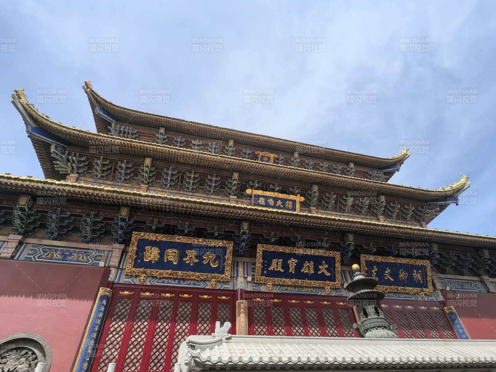 古寺飞檐映蓝天图片